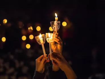 trois-bougies-tenues-dans-les-mains