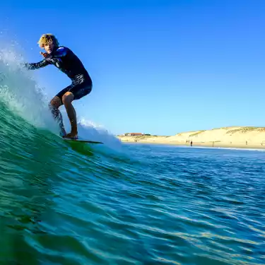 surf sur les vagues de Biscarrosse